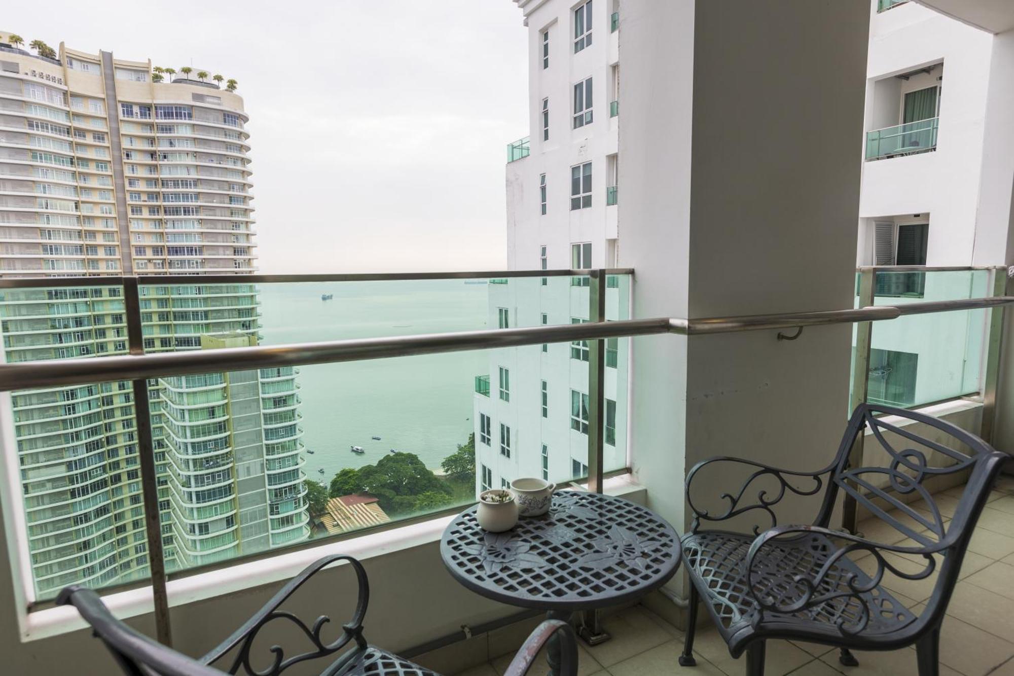 Sky Suites George Town Exterior foto